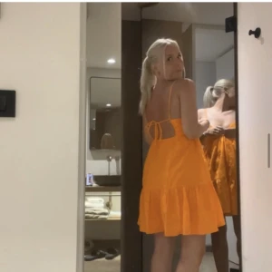 Zara klänning - Jättefin klänning från zara. Älskar den orangea färgen!! Den är så fin speciellt med en bränna:)) klänningen är i storlek xs och använd 1 gång💕🥰