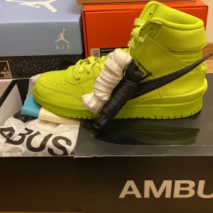 Nike dunk Hi/AMBUSH - Ds/ Oanvända. OG allt.  Resell pris: 2500kr. Kvitto finns såklart.