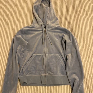 Juicy couture tröja - En jättefin ljusblå juicy tröja, knappt använd och i bra skick, förutom att ”J” på dragkedjan har tyvärr gått av i tvätten🙏🏽 annars jättefin, säljer pga den inte kommer till användning❤️