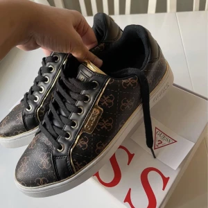 Guess skor äkta  - Använda endast en gång som nya!