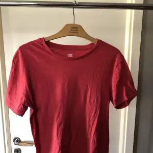 En röd t-shirt från lager 157 i storlek M. Oanvänd då jag inte passar i röd. Djur i hemmet.