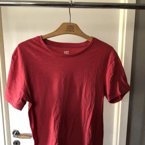 T-shirt - En röd t-shirt från lager 157 i storlek M. Oanvänd då jag inte passar i röd. Djur i hemmet.