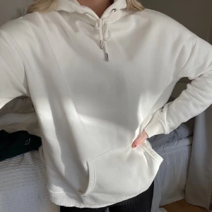 Hoodie från Nelly - Oversized hoodie från Nelly i storlek S, som ny.  Orginalpris är 400kr men jag säljer för 150kr+ frakt då den aldrig används☺️ Hör av er vid frågor!