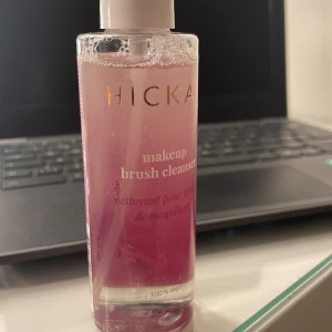 Hickap - Nästan aldrig använd nästan helt full. En borstrengöring 