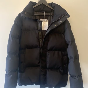 Ljung puffer jacka - Hej, jag skulle vilja sälja min jacka då den inte passar mig. Jackan är äkta, ny och endast provad. Nypris 4,500 Ljung, Marcus Larsson puffer jacka