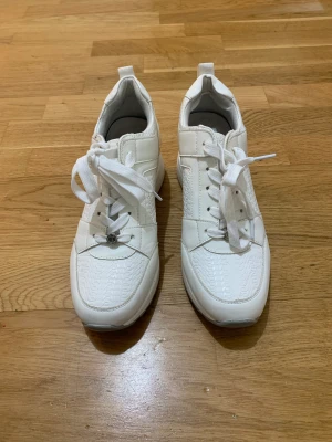 Tata italia skor - Tata italia vita skor. Storlek 38. Använd Max 2 gånger och i väldigt bra skick. Original priset var 800 kr