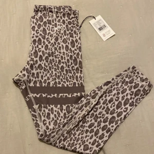 Stronger strl M - Helt nya tights från Stronger. Strl M.