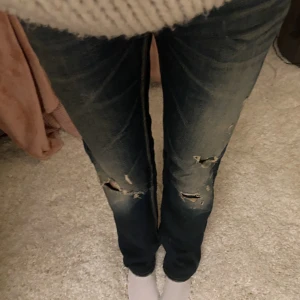 Jeans  - Super fina jeans som är i storleken 40 så de sitter lite stort i midjan på mig som är en 34-36 men antingen kan man sy in dom eller fixa skärp!💕