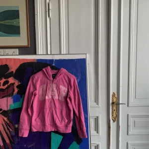 gap zipup - rosa gaptröja med paljetter från gap kids! blivit för liten på mig som är 170 cm lång men passar någon med lite kortare armar!! 