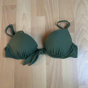 Säljer denna militärgröna bikini överdel från Hollister i fint skick! 👙