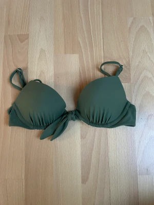 Mörkgrön bikini topp - Säljer denna militärgröna bikini överdel från Hollister i fint skick! 👙