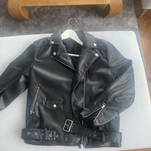 Skinnjacka - Skinnjacka från hm. Använd en gång därav inga defekter. Nypris 700 säljer för 250 + frakt. Storlek Xs med är oversized så passar en Xs-M.