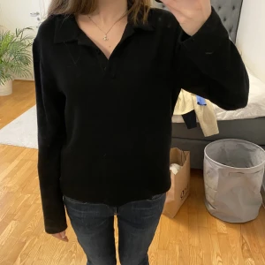 Stickad tröja från zara - Jag säljer dendär fina svarta stickade tröjan med krage och v-ringning från Zara.  Den är i storlek M men passar även xs och s (min vanliga storlek) ifall man vill ha lösare passform. Tröjan är i toppenskick! 