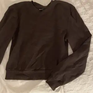 En mörkbrun sweatshirt, med ganska tunt material. Endast använd 1-2 gånger!🫶