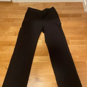 Sjukt fina kostymbyxor  - Säljer dessa snygga kostymbyxorna från madlady. Storlek 40 och sitter som det. Används inte längre då dem är lite stora för mig. Hör av dig vid fler frågor eller funderingar🫶🏻