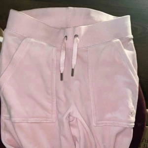 Byter mot gröna - Byter mina rosa juicy byxor i xxs mot vilken juicy färg som helst eller grå juicy tröja🤍 köpte dem för ca 2 veckor sedan och använda 1 gång 