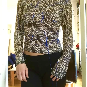 Meshtopp med broderi  - Storlek s/m. Egengjort broderi !