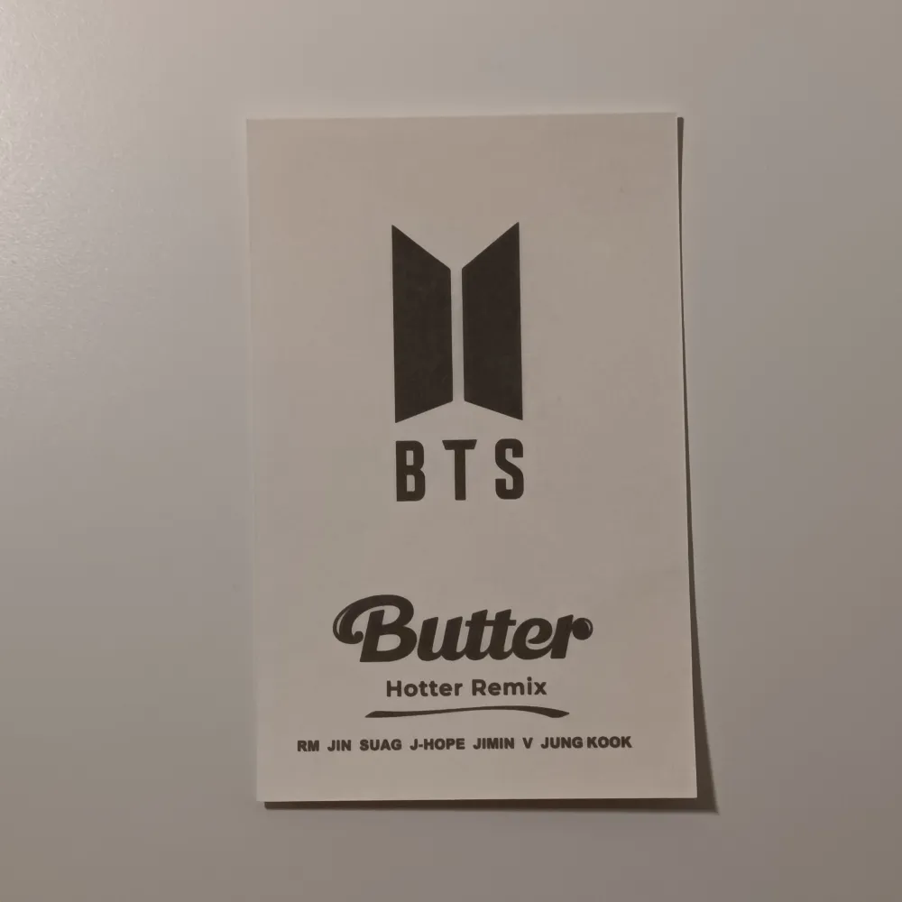 đžBTSđž Bts lomo card Butter: RM. I nyskick och superfin, passar till att ha i genomskinliga mobilskal eller som dekoration av ditt val. 20 + fraktđ Inte pc. Skickar bild innan jag postar. Frakten för icke spĂ„rbar: 15 kr. Asusteet.