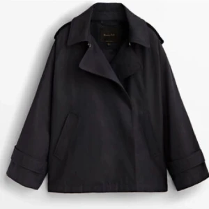 Massimo Dutti Kappa - Marinblå trenchcoat från Massimo Dutti i storlek XS. Perfekt nu till våren! Bra skick. Minns inte nypriset men köpte för ca 1400 kr tror jag. Skriv för fler bilder. Köparen står för frakten💗