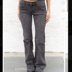 Boutcut jeans  - Boutcut jeans från brandy Melville. Passar mig med Storlek S. Endast använda en gång, köparen står för frakt.