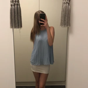 Blå blus  - Sååå snygg blå blus som jag inte tycker jag passar i men är absolut så fin , tycker det är tråkigt när den inte kommer till användning så hoppas någon annan kan få mer användning av den än vad jag har.