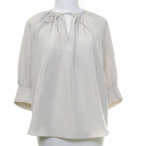 Trekvartsärm blus med snörning - Beige trekvartsärm blus med snörning från Wera aldrig använd men jätte fin🫶🏻