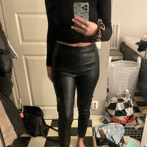 Skinnbyxor stl m - Skinnbyxor från ginatricot i storlek M