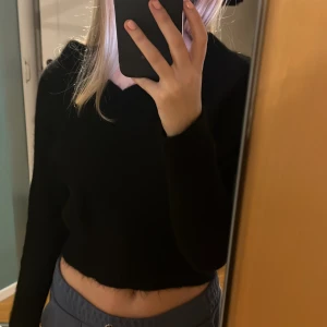 Stockad tröja i alpaca blend - En stickad kort tröja med långa ärmar och V ringning, snyggt med bralette under! Strlk L men skulle säga mer en S