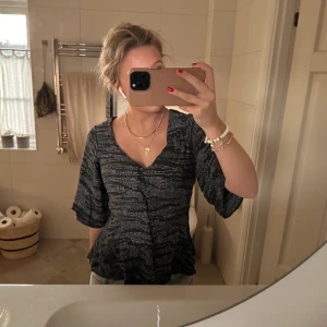 Prickig blus - Söt prickig blus från Carin Wester i storlek 36❤️så fin och snygg passform❤️