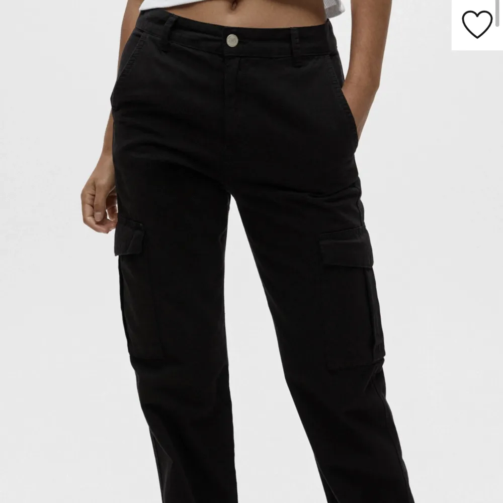 Säljer dessa cargobyxor från Pull&Bear. Använd ett fåtal gånger och är i bra skick.  Obs! Frakten är inte bestämd än. Jeans & Byxor.