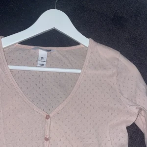 Rosa topp - En jättesöt tröja från h&m💕 i väldigt bra skick men säljer då den är lite liten för mig🥰 storlek 