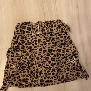 Supercool kjol med leopardmönster och bälte, och två fickor (HUR BRA??), perfekt till festen 🥳