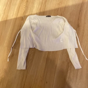 Vit kofta - Skönt material och perfekt till en sommardag!