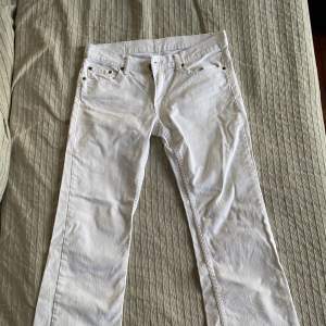 Vita jeans med utsvängda ben