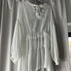 Vit klänning  - Bra skick, köparen står för frakten💗💕