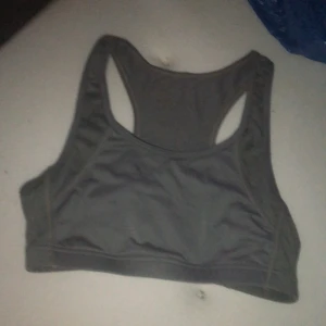 Kläder  - En sport topp som jag har använt i flera år men som nu är för litet. Den är i ett bra skick. Hämtas på plats i Sollebrunn!