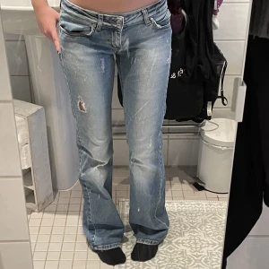 Jeans - Låga jeans ifrån Only! Jättesnygga men kommer aldrig till användning. innerbenslängd 76cm och midjemått 79cm 