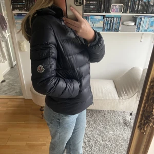 Jacka - Säljer min moncler jacka, replika, inte äkta därav priset. Men i jättefint skick och den är varm och go. Älskar att den har en luva också. Den är marinblå färg. Verkligen så snygg men kommer inte till så mycket användning längre. Kan skicka fler bilder 💓
