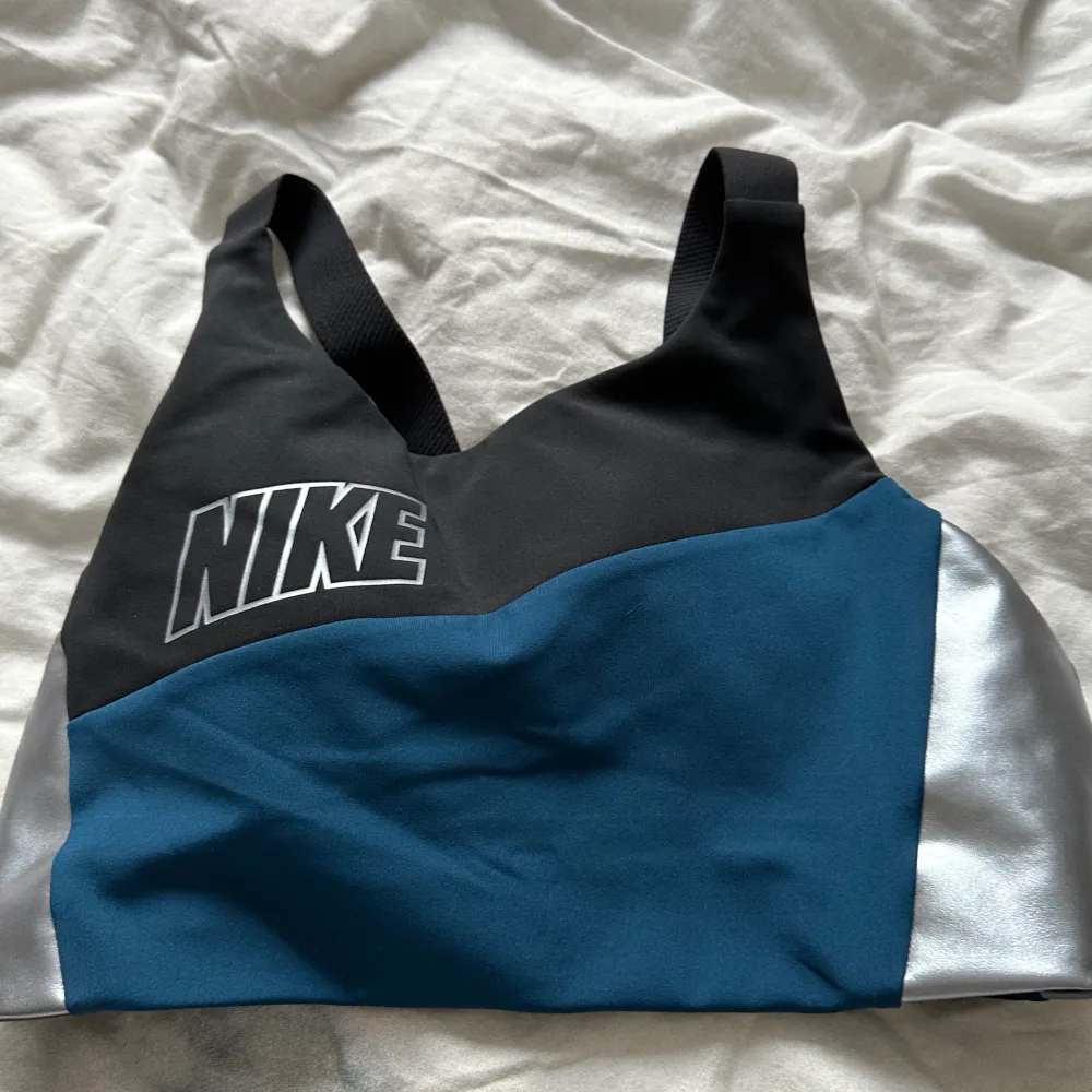 Så fin sport-bh från Nike! Säljer då jag har flera stycken av dom 💗 Så skön och fin 🥰. Övrigt.