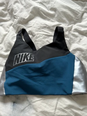 Nike sport-bh  - Så fin sport-bh från Nike! Säljer då jag har flera stycken av dom 💗 Så skön och fin 🥰