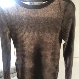 Snygg tröja från Zara🫶 - Säljer min fina långärmade tröja från zara. Den är i mycket bra skick, då den tyvärr inte kommer till användning! Hör av dig vid intresse eller frågor❤️❤️