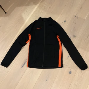 Nike Tröja - Denna fina Nike tröjan med dragkedja är i nyskick då den endast är använd ett fåtal gånger. Den är sport-aktig fast den passar även utmärkt till vardagligt bruk som inte inkluderar träning. 