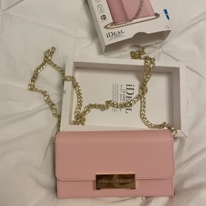Ideal of Sweden mobilskal  - Helt nytt och oanvänt!!!! Fick den som present men kom aldrig till använd. Originalpriset var 599kr. 