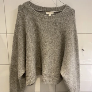 varm stickad tröja - varm stickad tröja i ett tjockt material med en fin passform! kontakta för ytterligare information💞