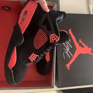 Jordan 4s thunder red - Säljer ett par jordan 4s i thunder red. Skorna köptes i somras men har används endast 2 gånger. Skorna är i bra skick då dom knappt är använda(ingen creasing).Skorna är köpta på Rostocks och är 100% äkta. Pris kan diskuteras. 