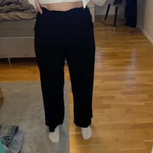 Linnebyxor - Svarta högmidjade linnebyxor! Jag är 163cm