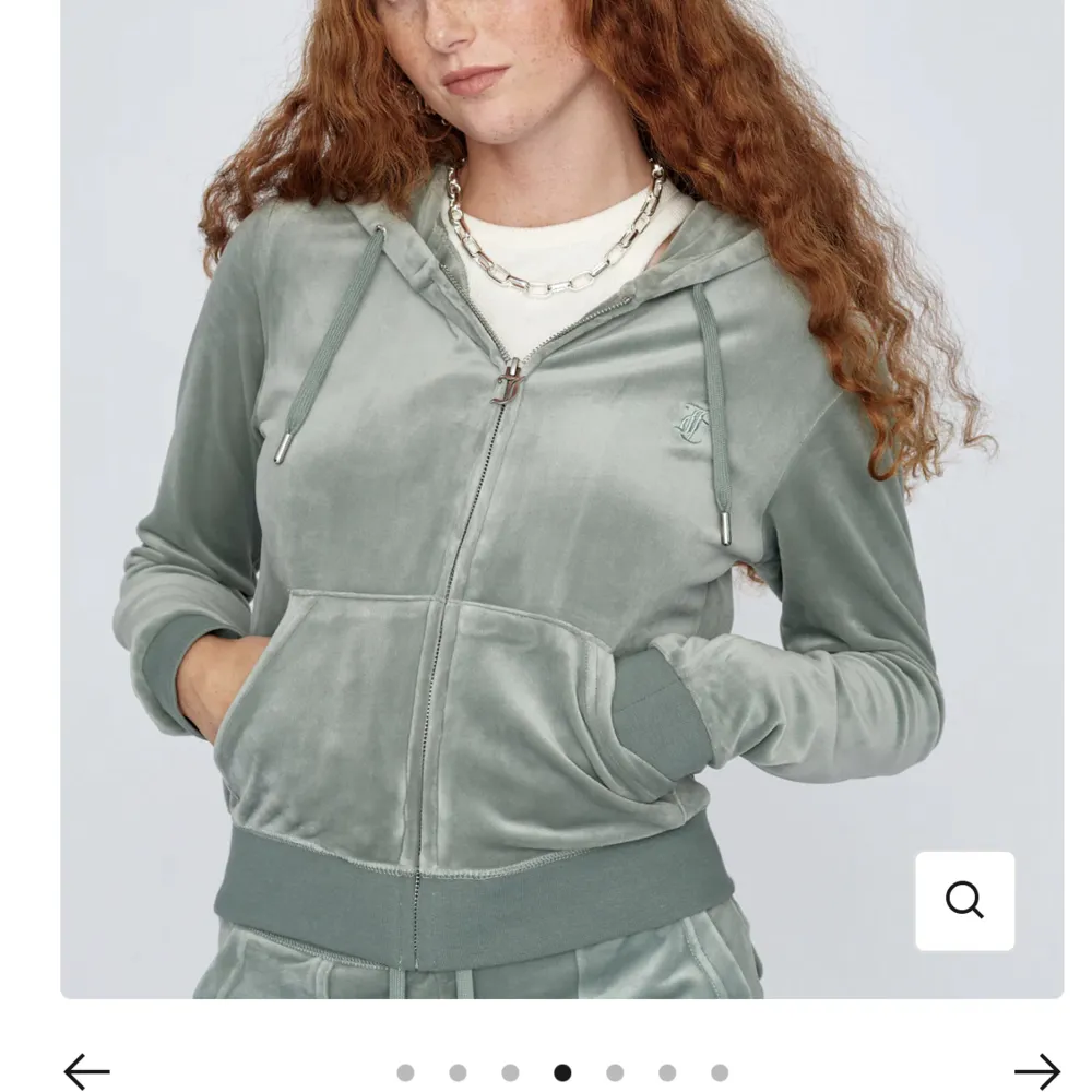 Gröna juicy zip up hoodien, jättefin & skön. Köpt för 7 månader sen & sparsamt använd. Skulle passa båda en M & S. Köpt på Nelly för 1200kr 💞. Hoodies.