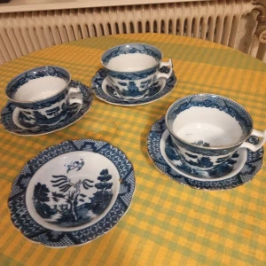 Kaffekoppar med fat .kina/Japan. - Fina kaffekoppar med fat 3 stycken samt. Två extra fat .ingen märkning under .litet nagg finnes på en kopp men obetydligt .kina/japan. Hämtas i Skene alt skickas o köpare betalar frakten o Swishbetalning tillämpas alt kontant betalning 