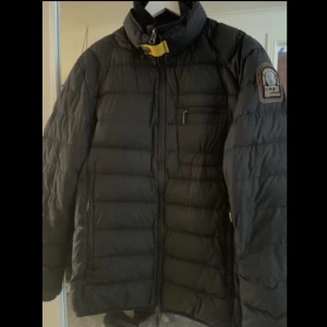 Parajumpers Ugo - Säljer denna Parajumpers Ugo Super Lightweight Jacka som är använd någon enstaka gång eftersom att den är lite för stor💞 Skriv för fler bilder