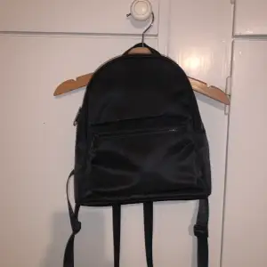 säljer denna ryggsäck som är köpt från HM och har aldrig använt den